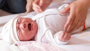 Nên làm gì khi trẻ sơ sinh khóc dạ đề?