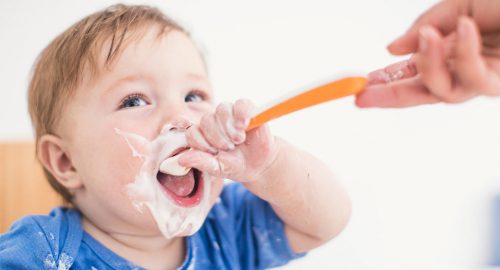 Vì sao mẹ nên bổ sung sữa chua chứa probiotics cho bé