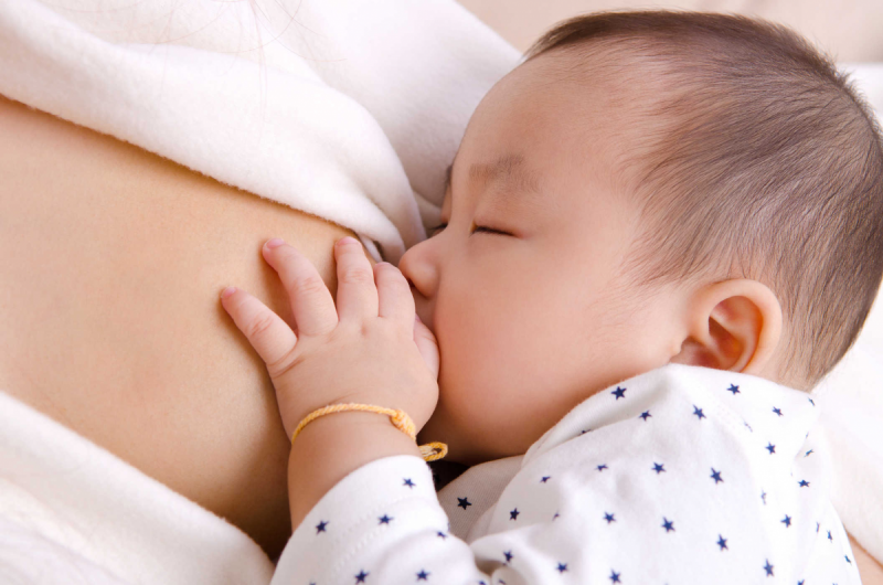 bị trớ sữa ở trẻ sơ sinh