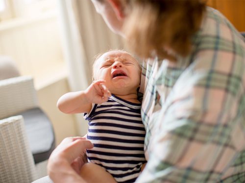 Trẻ sơ sinh bị nôn trớ thường xuyên có sao không?