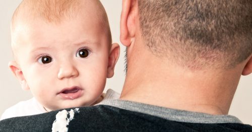 Trẻ sơ sinh bị nôn trớ thường xuyên có sao không?