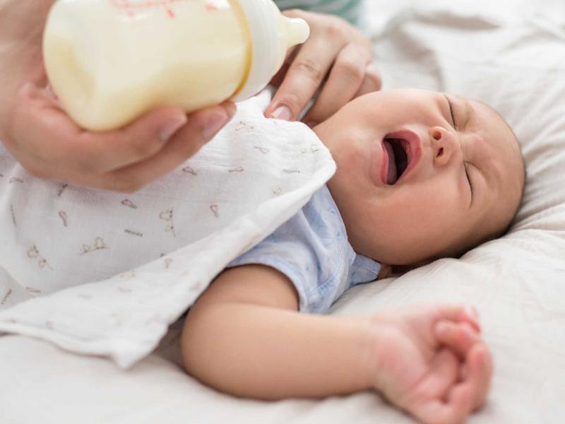 bị trớ sữa ở trẻ sơ sinh