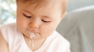 Dấu hiệu trẻ sơ sinh dị ứng đạm sữa bò mẹ cần biết