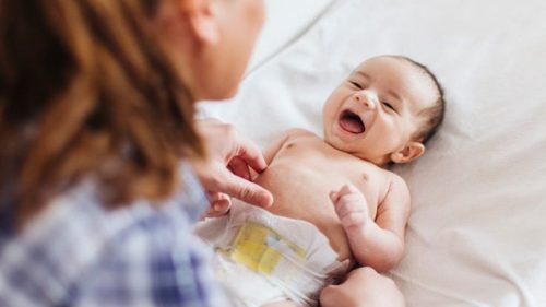 Trẻ sơ sinh bị tiêu chảy khi bú mẹ phải làm sao?