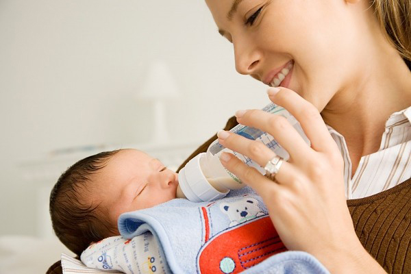 cải thiện trớ sữa ở trẻ sơ sinh