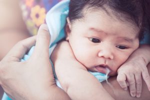 3 nguyên nhân khiến trẻ bú mẹ bị nôn trớ