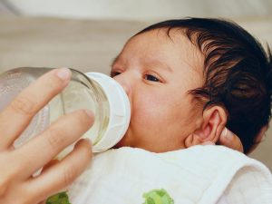 Tại sao sử dụng sữa công thức gây táo bón ở trẻ?