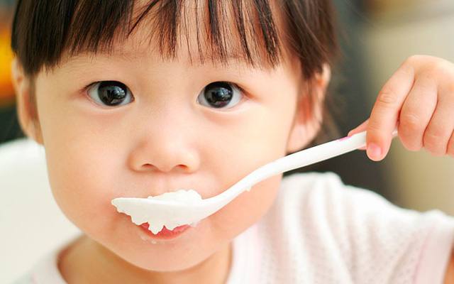 Trẻ bổ sung probiotic lúc đói có sao không?
