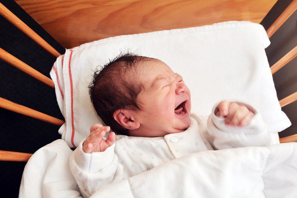 Trẻ sơ sinh khóc đêm kéo dài phải làm sao?
