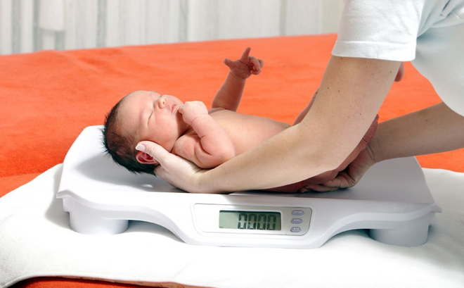 Vì sao trẻ sơ sinh chậm tăng cân 