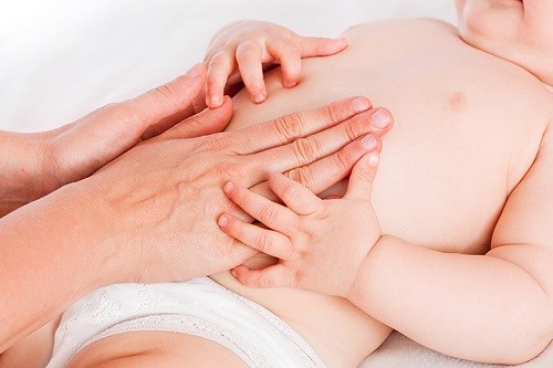 cách giúp bé sơ sinh dễ đi ngoài