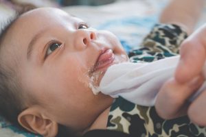 Em bé ọc sữa thường xuyên là do bệnh gì?