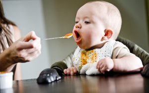 Chế độ ăn uống cho bé tiêu chảy bố mẹ cần nắm rõ
