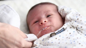 Mẹ nên làm gì khi trẻ sơ sinh nôn trớ sau bú?