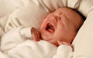 Tìm hiểu nguyên nhân khóc dạ đề ở trẻ sơ sinh