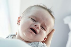 Trẻ sơ sinh bị nôn ói nhiều lần trong ngày phải làm sao