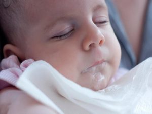 Trẻ trớ ra cặn sữa có sao không?