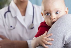 Bố mẹ điều trị trẻ bị viêm ruột bằng cách nào?