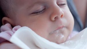 Trẻ bị sốt và nôn: Nguyên nhân và cách cải thiện