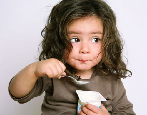 Trẻ bị đường ruột yếu hay chướng bụng, mẹ nên cho bé ăn gì tốt