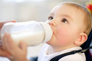 Dị ứng đạm sữa bò dùng sữa gì? Nguyên tắc chọn sữa chuẩn cho bé