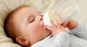 Mẹ cần lưu ý gì khi chăm sóc em bé dị ứng đạm sữa bò