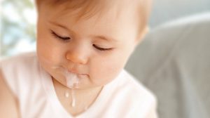 Trẻ nôn trớ có mùi chua: Nguyên nhân và cách xử lý