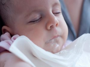 Trẻ trớ ra cặn sữa khi nào là bất thường?