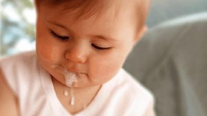 Trẻ trớ ra mùi chua: Có phải bé bị bệnh