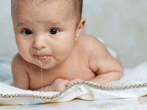 Trẻ trớ sữa ra mũi - điều mẹ cần lưu ý làm ngay!