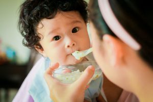 Trẻ ăn hải sản bị đau bụng - mẹ chăm sóc bé thế nào?