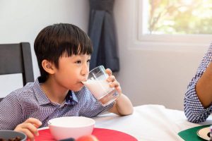 Trẻ biếng ăn chỉ uống sữa, phải làm sao để khắc phục?