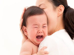 Trẻ sơ sinh khó đi ngoài quấy khóc, phải làm gì để cải thiện?