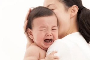 Cách xử trí khi trẻ bị đau bụng quấy khóc