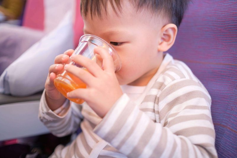 Khi trẻ bị đau bụng có nên uống nước cam không?