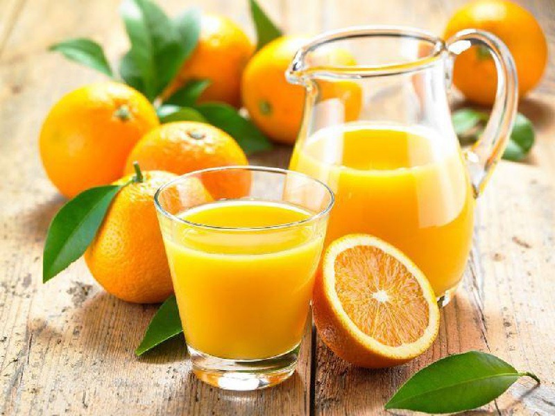 Khi trẻ bị đau bụng có nên uống nước cam không?