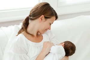 Trẻ sơ sinh bị đi ngoài phân sống mẹ xử lý thế nào?