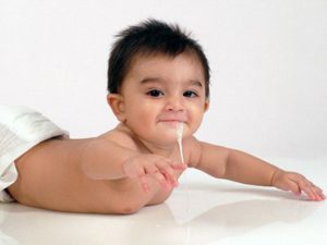 Trẻ sơ sinh bị trớ sữa có nguy hiểm không?