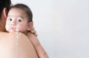 Trẻ sơ sinh bị trớ sữa có nguy hiểm không?