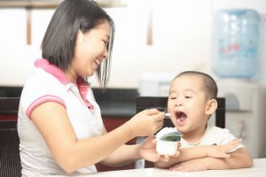 Bé bị ngộ độc thực phẩm mẹ có nên cho con uống sữa không?