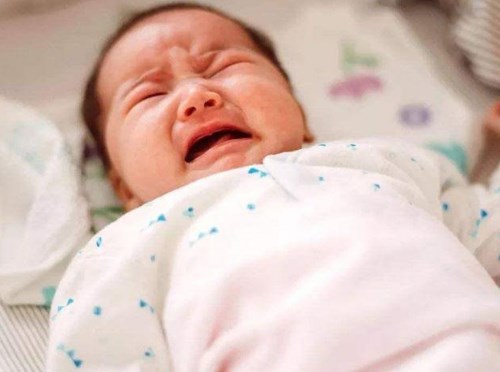 Cẩm nang giúp mẹ chăm sóc trẻ sơ sinh bỏ bú quấy khóc