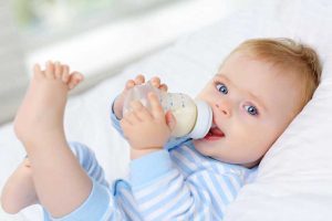 Bé bị ngộ độc thực phẩm mẹ có nên cho con uống sữa không?