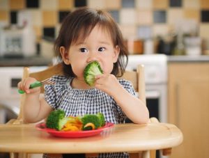 Trẻ bị bệnh giao mùa mẹ nên cho bé ăn gì?
