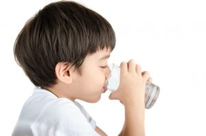 Trẻ bị đau bụng đi ngoài ra nước mẹ nên cho bé uống gì?
