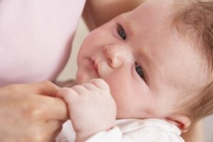 Trẻ sơ sinh bỏ bú mẹ sớm ảnh hưởng như thế nào?