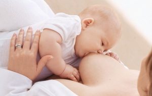 Trẻ sơ sinh bỏ bú một bên: Nguyên nhân và cách khắc phục