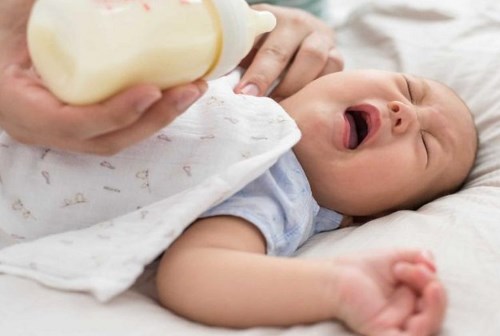 Trẻ sơ sinh bỏ bú sữa công thức phải làm sao
