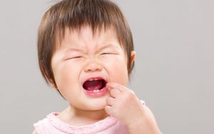 Ba mẹ làm thế nào để trẻ mọc răng không sốt?