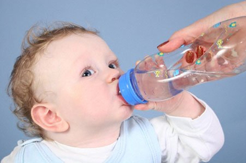 Tìm hiểu nguyên nhân trẻ thiếu nước và cách bổ sung đúng?