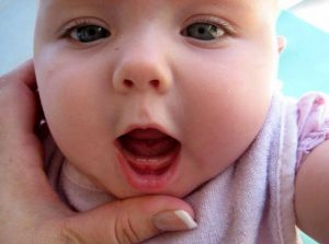  Góc giải đáp: Trẻ mọc răng sớm có sao không?